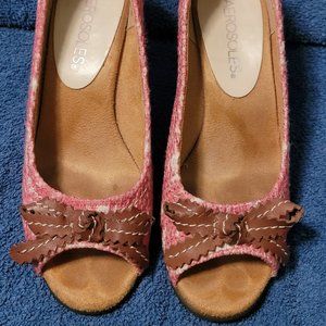 *Adorable* Ladies size 5 Aersoles peep toe wedges...perfect for spring!
